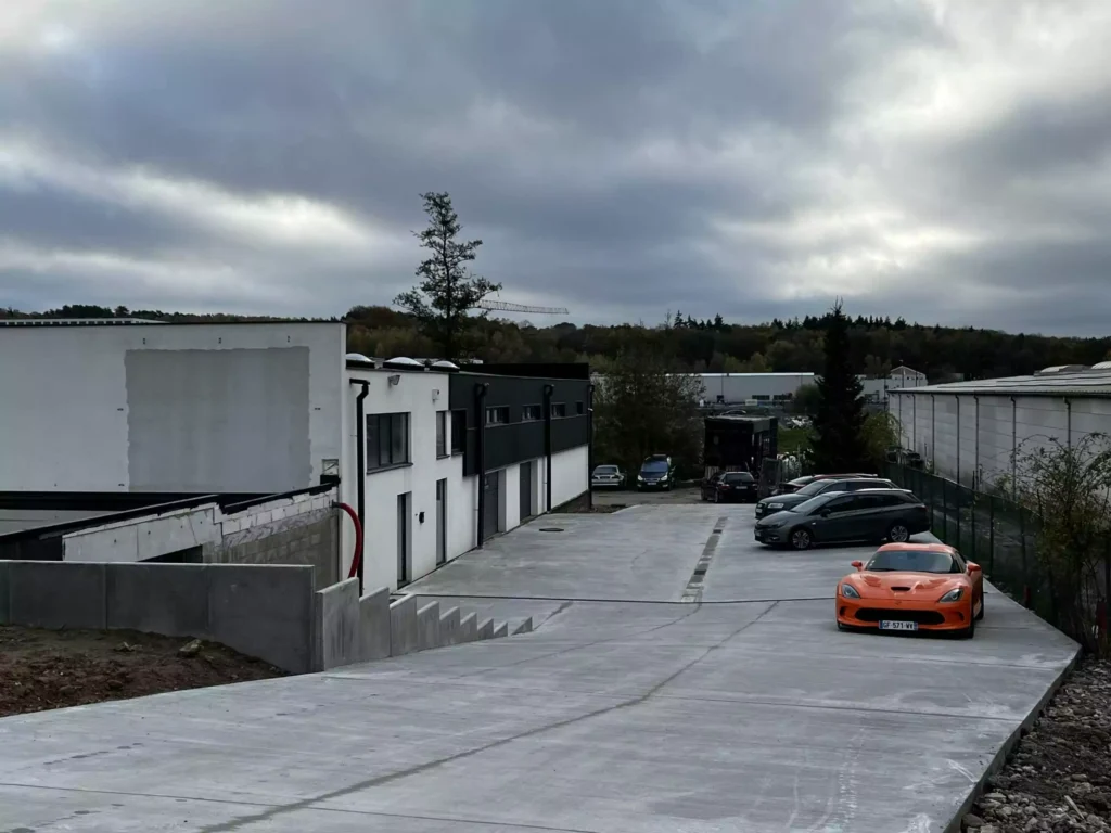 Parking spacieux et sécurisé pour véhicules chez Graficko, Braine-l'Alleud