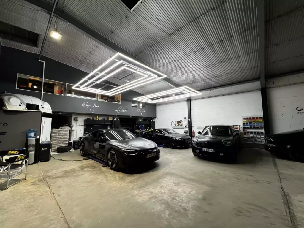 Zone de travail dédiée à la pose de PPF chez Graficko à Braine-l'Alleud