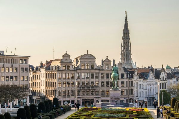 Vue de Bruxelles d’un véhicule haut de gamme dans le centre Graficko près de Mont des arts et la Grand-Place Pose professionnelle de Paint Protection Film (PPF) sur une voiture haut de gamme à Braine-l'Alleud, à quelques minutes de Bruxelles, offrant une protection optimale contre les agressions extérieures.